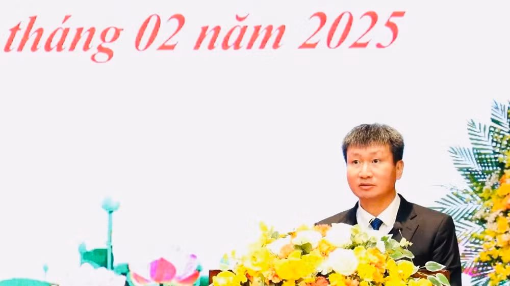 Bí thư Tỉnh ủy Trần Huy Tuấn phát biểu tại buổi lễ. (Ảnh: THANH SƠN)