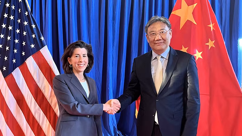 Bộ trưởng Thương mại Mỹ Gina Raimondo và người đồng cấp Trung Quốc Vương Văn Đào. (Ảnh TWITTER)