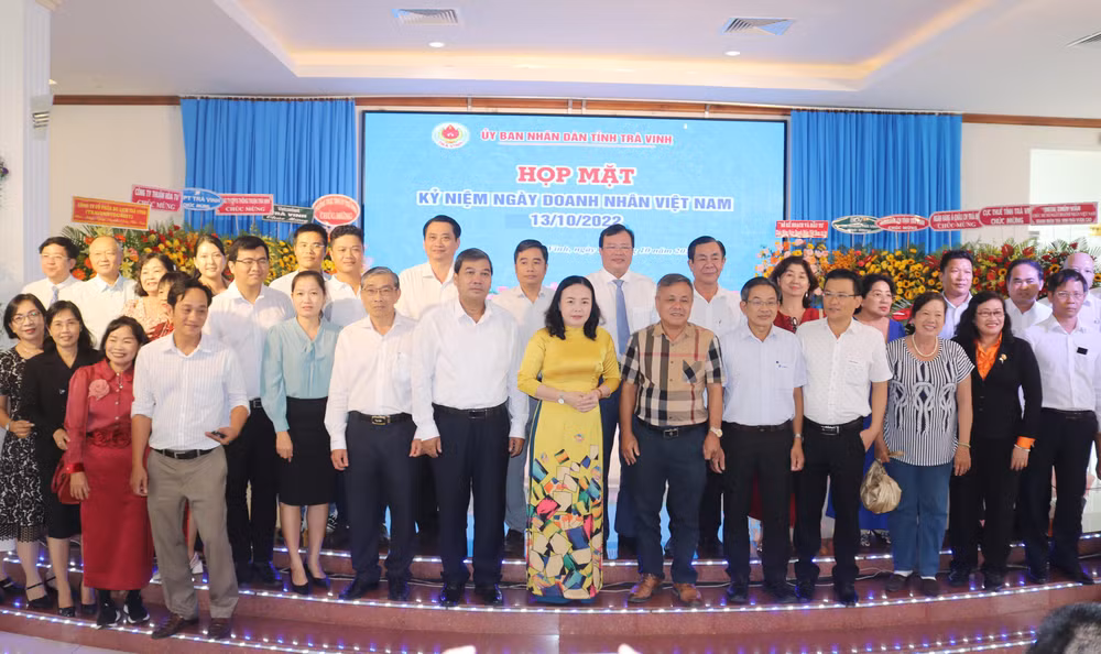 Đại diện các doanh nghiệp tiêu biểu chụp ảnh lưu niệm cùng lãnh đạo Tỉnh ủy, Hội đồng nhân dân, Ủy ban nhân dân, Ủy ban Mặt trận Tổ quốc tỉnh Trà Vinh.