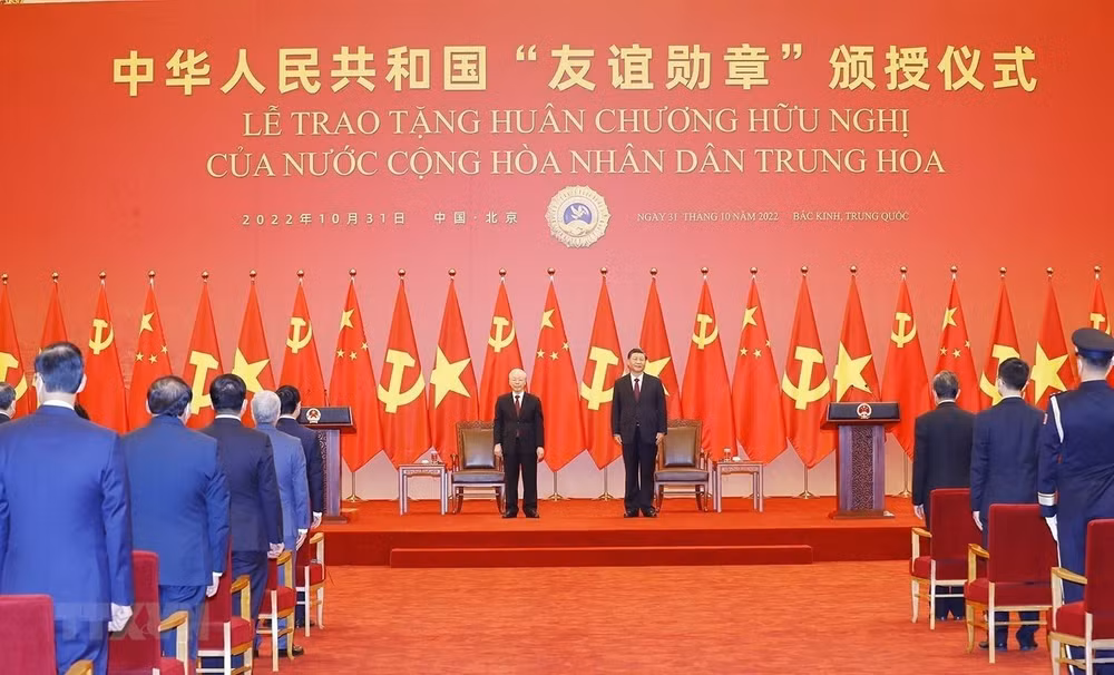 Lễ trao tặng Huân chương Hữu nghị của nước Cộng hòa Nhân dân Trung Hoa tặng Tổng Bí thư Nguyễn Phú Trọng được tổ chức trọng thể tại Đại Lễ đường Nhân dân ở Thủ đô Bắc Kinh. (Ảnh: TTXVN) 