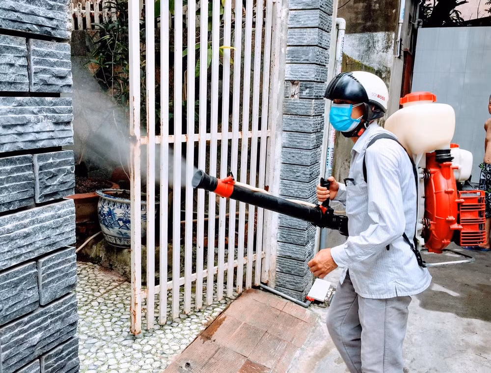 Phun hóa chất diệt muỗi tại các ổ dịch trên địa bàn quận Ngô Quyền. 