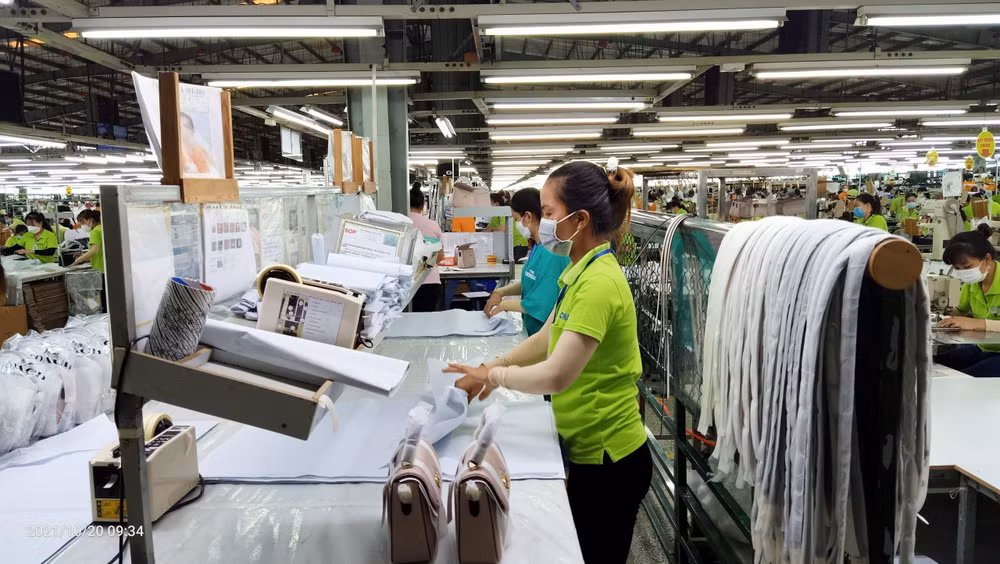 Công nhân Công ty TNHH Một thành viên CY Vina, Khu công nghiệp Long Đức, thành phố Trà Vinh đang gia công mặt hàng túi xách.
