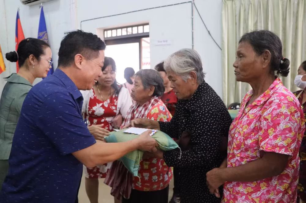Đại sứ Nguyễn Huy Tăng trao quà của Đại sứ quán cho bà con (Ảnh: NGUYỄN HIỆP)