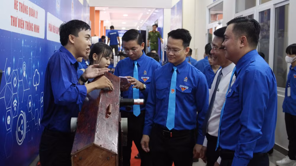 Tham quan các sản phẩm khởi nghiệp đổi mới sáng tạo của thanh niên. Tham quan các sản phẩm khởi nghiệp đổi mới sáng tạo của thanh niên.