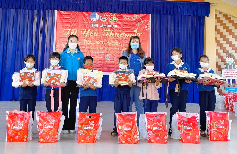 Đoàn thanh niên tỉnh Lâm Đồng tổ chức “Tết yêu thương”, giúp đỡ thiếu nhi có hoàn cảnh khó khăn tại địa phương.