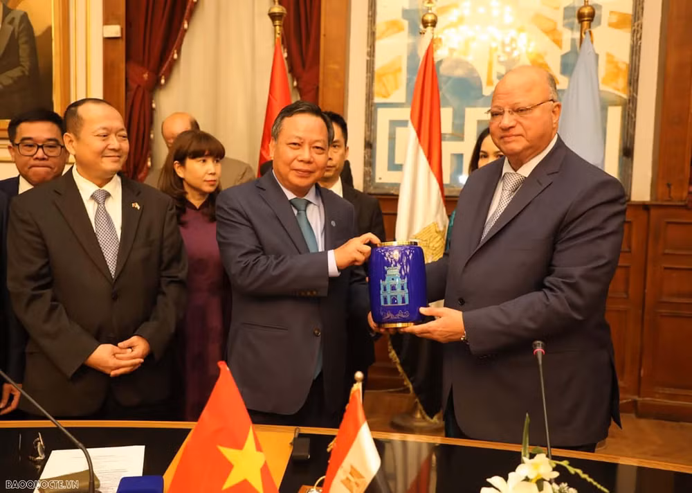 Đoàn đại biểu thành phố Hà Nội do Phó Bí thư Thành ủy Nguyễn Văn Phong làm trưởng đoàn trong chuyến thăm và làm việc tại Ai Cập từ ngày 15-19/10 vừa qua. (Ảnh: baoquocte.vn)