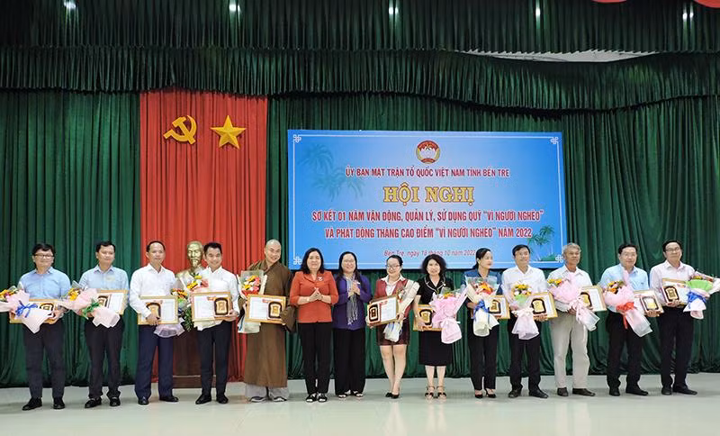 Tặng bằng khen cho các tập thể, cá nhân tích cực vận động đóng góp vật chất xây dựng Quỹ “Vì người nghèo”.