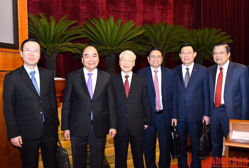 Tổng Bí thư Nguyễn Phú Trọng và các đồng chí lãnh đạo Đảng, Nhà nước cùng các đại biểu dự bế mạc hội nghị.