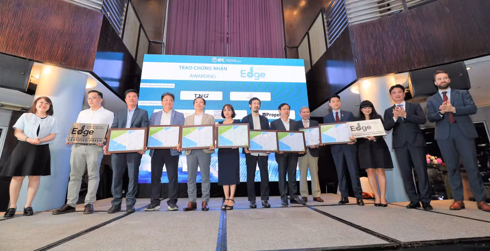 IFC trao chứng nhận công trình xanh EDGE cho các chủ đầu tư có công trình đạt chuẩn năm 2022. IFC trao chứng nhận công trình xanh EDGE cho các chủ đầu tư có công trình đạt chuẩn năm 2022.