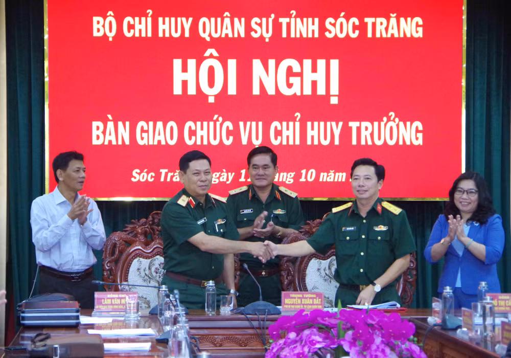 Thiếu tướng Quách Văn Nhỏ và đại tá Trần Quốc Khởi ký biên bản bàn giao.