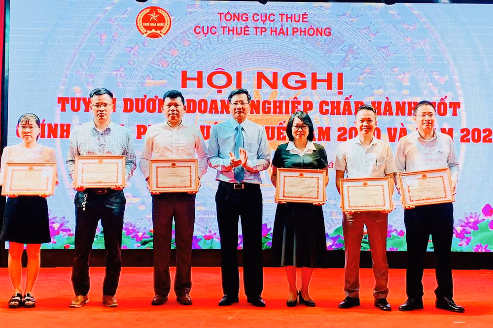 Lãnh đạo thành phố Hải Phòng trao Bằng khen của Bộ Tài chính tặng 6 doanh nghiệp thực hiện chính sách, pháp luật thuế tiêu biểu. Lãnh đạo thành phố Hải Phòng trao Bằng khen của Bộ Tài chính tặng 6 doanh nghiệp thực hiện chính sách, pháp luật thuế tiêu biểu.
