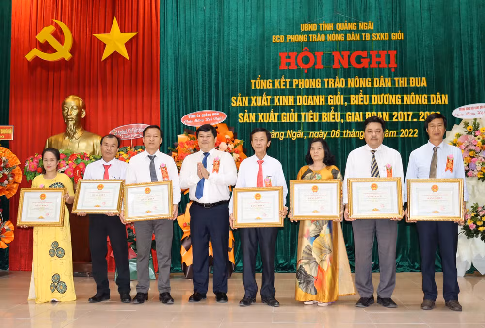 Lãnh đạo Ủy ban nhân dân tỉnh Quảng Ngãi trao Bằng khen cho các tập thể, cá nhân có thành tích xuất sắc trong phong trào nông dân thi đua sản xuất, kinh doanh giỏi, giai đoạn 2017-2022. 