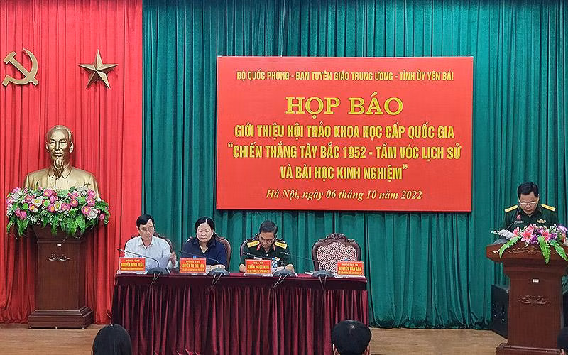 Đại diện các bộ, ban, ngành và tỉnh Yên Bái cung cấp thông tin về Hội thảo tại buổi họp báo.