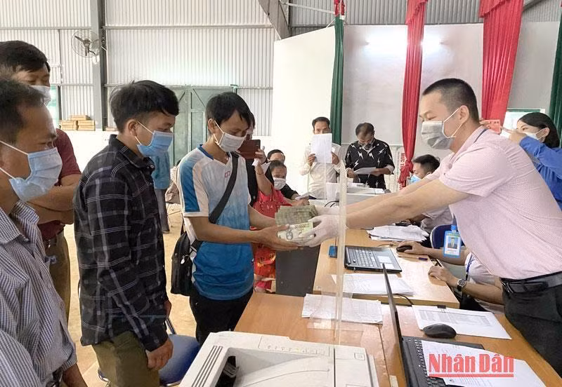 Chủ rừng ở Điện Biên nhận tiền dịch vụ môi trường rừng. (Ảnh tư liệu)
