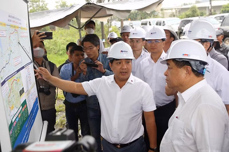 Đại diện liên danh nhà đầu tư thuyết trình phương án đầu tư xây dựng cao tốc Tân Phú-Bảo Lộc.