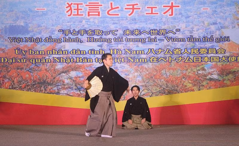 Tiết mục Kyogen do các nghệ sĩ đến từ Nhật Bản biểu diễn.
