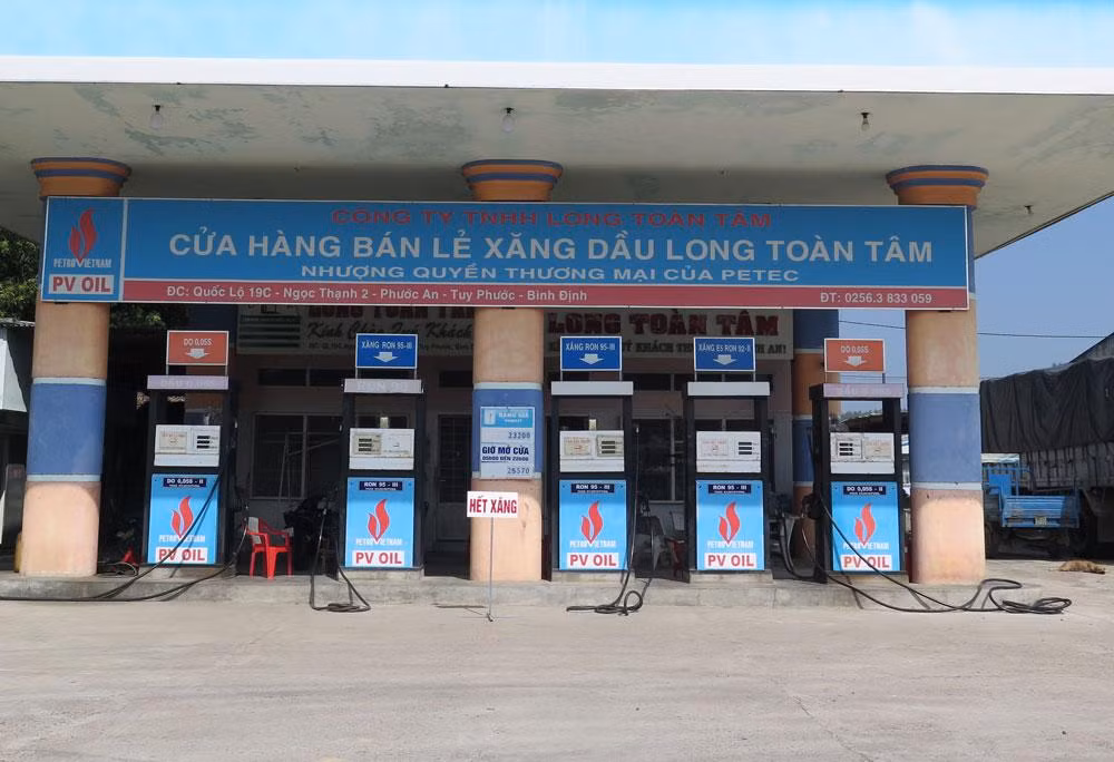 Sáng 3/11, cửa hàng bán lẻ xăng dầu Long Toàn Tâm thông báo “Hết xăng” phía trước các cột bơm xăng.