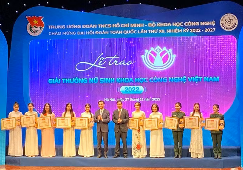 Các nữ sinh tiêu biểu nhận Giải thưởng Nữ sinh khoa học công nghệ Việt Nam năm 2022.