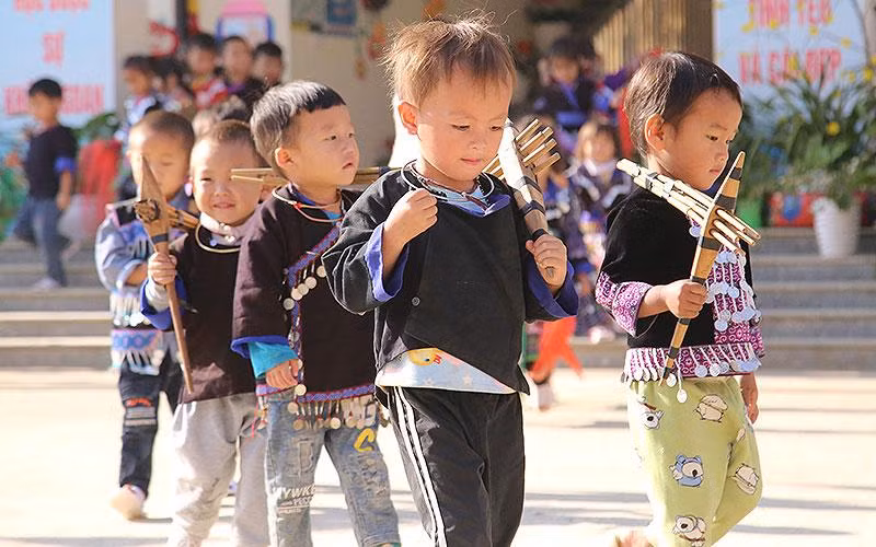 Các em nhỏ vùng cao hồ hởi chuẩn bị cho 1 tiết mục nghệ thuật mang bản sắc, văn hóa vùng cao.