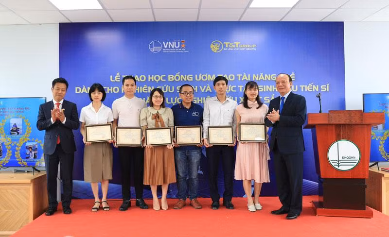 Lãnh đạo Đại học Quốc gia Hà Nội trao học bổng ươm tạo tài năng trẻ. (Ảnh: NGỌC DIỆP)