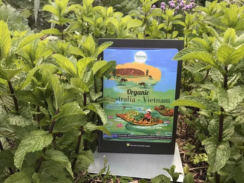 Cuốn sách Organic Australia - Vietnam tổng hợp các bài giảng, chia sẻ về làm nông nghiệp hữu cơ của Tiến sĩ Nguyễn Văn Kiền và các chuyên gia nông nghiệp Australia.