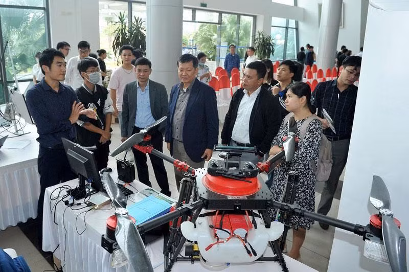 Các đại biểu và khách tham quan gian trưng bày, giới thiệu sản phẩm công nghệ cao của Viện nghiên cứu và ứng dụng công nghệ cao Hòa Lạc. (Ảnh: ĐĂNG KHOA)