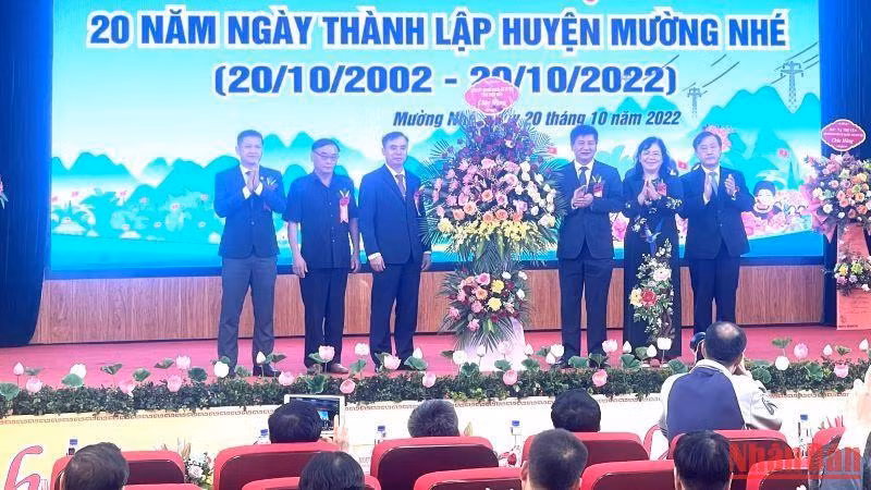 Các đồng chí lãnh đạo HĐND, UBND tỉnh Điện Biên tặng hoa chúc mừng cán bộ, nhân dân huyện Mường Nhé nhân kỷ niệm 20 năm Ngày thành lập huyện.