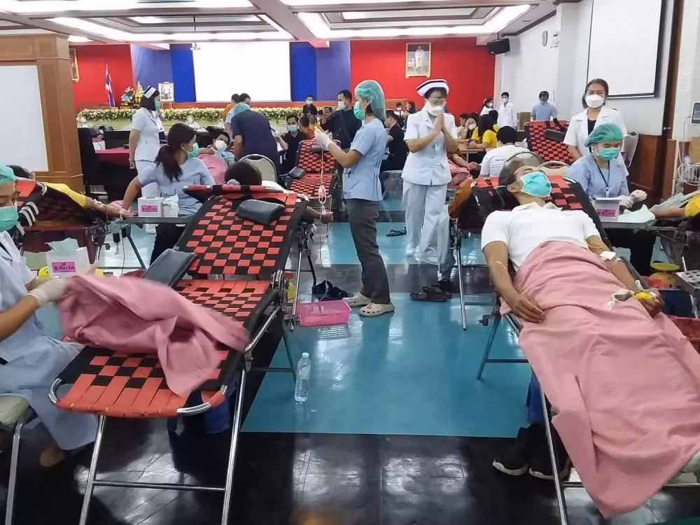 Tại bệnh viện Nong Bua Lamphu, nhiều người đã tình nguyện hiến máu để giúp đỡ những nạn nhân bị thương trong vụ nổ súng. (Ảnh: Thairath)