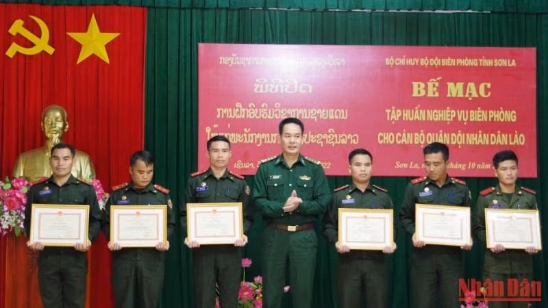 Đồng chí Thượng tá Nguyễn Đình Huấn, Chỉ huy trưởng Bộ đội Biên phòng tỉnh Sơn La trao giấy khen cho các cá nhân có thành tích tốt trong học tập. Đồng chí Thượng tá Nguyễn Đình Huấn, Chỉ huy trưởng Bộ đội Biên phòng tỉnh Sơn La trao giấy khen cho các cá nhân có thành tích tốt trong học tập.