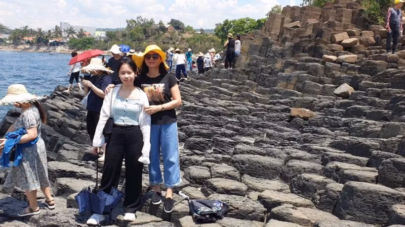 Khách tham quan tại Di tích quốc gia đặc biệt Gành Đá Đĩa Phú Yên.