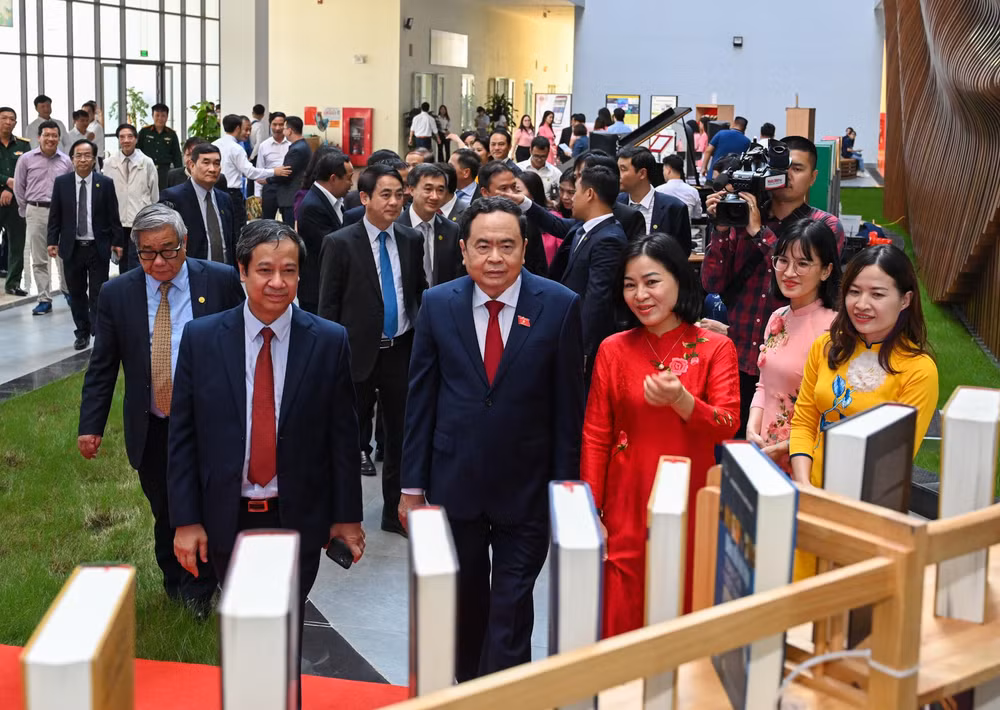 Phó Chủ tịch Thường trực Quốc hội Trần Thanh Mẫn, Bộ trưởng Giáo dục và Đào tạo Nguyễn Kim Sơn tham quan cơ sở của Đại học Quốc gia Hà Nội tại Hòa Lạc.