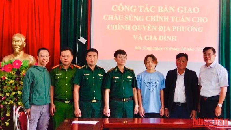 Nạn nhân Tuấn được gia đình và chính quyền địa phương đón về sau khi được giải cứu.