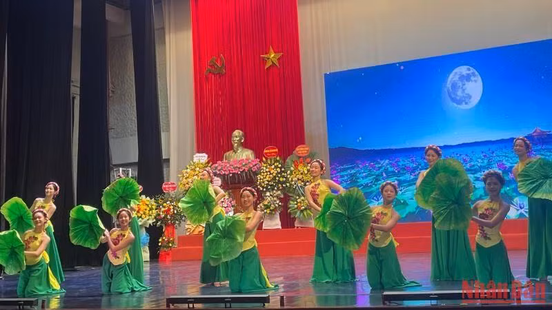 Một tiết mục trong chương trình nghệ thuật chào mừng. Một tiết mục trong chương trình nghệ thuật chào mừng.