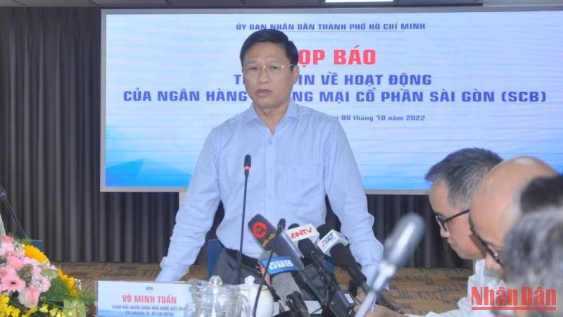 Ông Võ Minh Tuấn, Giám đốc Ngân hàng Nhà nước Chi nhánh Thành phố Hồ Chí Minh phát biểu tại họp báo.