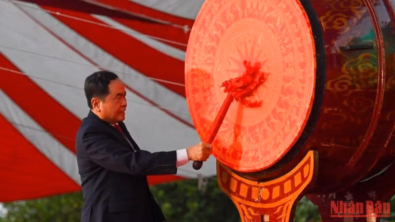 Phó Chủ tịch Thường trực Quốc hội Trần Thanh Mẫn đánh trống khai giảng năm học mới tại Đại học Quốc gia Hà Nội. (Ảnh: DUY LINH) 