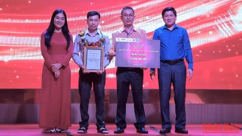 Ban tổ chức trao giải Nhất cho nhóm tác giải tại Cuộc thi “Ý tưởng, dự án khởi nghiệp đổi mới sáng tạo tỉnh Cà Mau 2022”. Ban tổ chức trao giải Nhất cho nhóm tác giải tại Cuộc thi “Ý tưởng, dự án khởi nghiệp đổi mới sáng tạo tỉnh Cà Mau 2022”.
