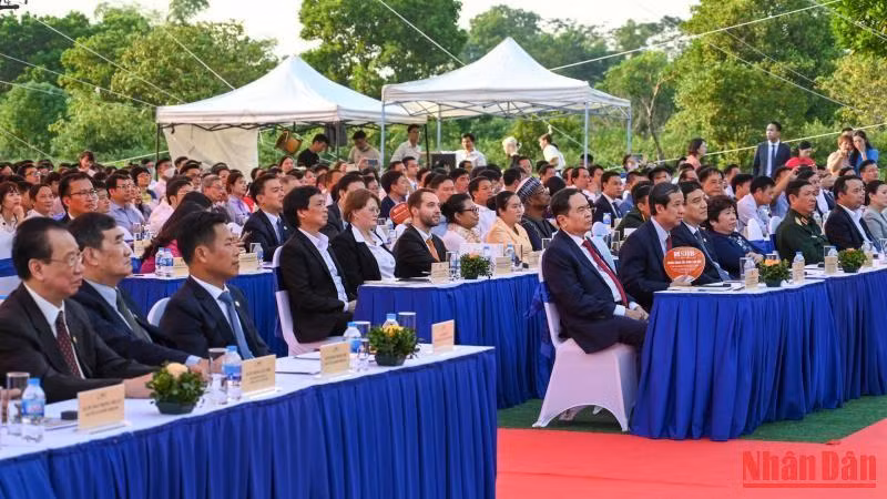 Các đại biểu dự Lễ khai giảng năm học 2022-2023 tại Đại học Quốc gia Hà Nội. (Ảnh: DUY LINH) Các đại biểu dự Lễ khai giảng năm học 2022-2023 tại Đại học Quốc gia Hà Nội. (Ảnh: DUY LINH)