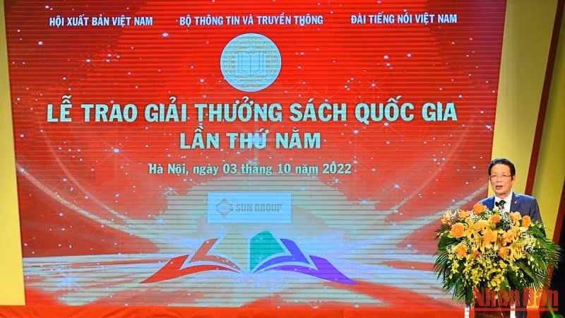Chủ tịch Hội Xuất bản Việt Nam, Chủ tịch Hội đồng Giải thưởng Sách quốc gia Hoàng Vĩnh Bảo phát biểu tại lễ trao giải. Chủ tịch Hội Xuất bản Việt Nam, Chủ tịch Hội đồng Giải thưởng Sách quốc gia Hoàng Vĩnh Bảo phát biểu tại lễ trao giải.