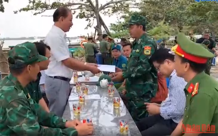 Bí thư Thành ủy Hội An Trần Ánh thăm, động viên lực lượng trục vớt ca-nô tại bến Cửa Đại. Bí thư Thành ủy Hội An Trần Ánh thăm, động viên lực lượng trục vớt ca-nô tại bến Cửa Đại.