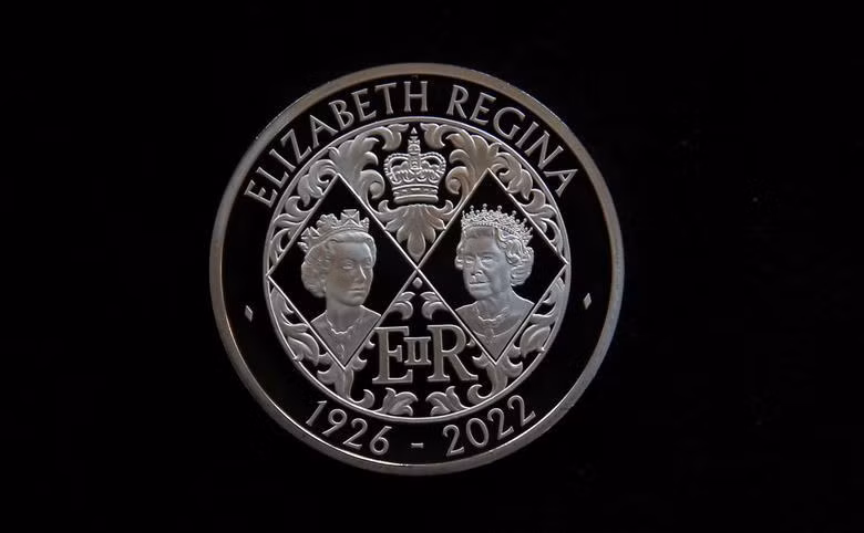 Mặt còn lại của đồng 5 bảng Anh với chân dung của cố Nữ hoàng Elizabeth II. (Ảnh: REUTERS) Mặt còn lại của đồng 5 bảng Anh với chân dung của cố Nữ hoàng Elizabeth II. (Ảnh: REUTERS)
