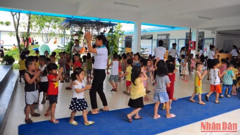 Cô và trò Trung tâm chăm sóc giáo dục trẻ mầm non Onesky - Đà Nẵng trong giờ học thể chất. (Ảnh: ANH ĐÀO)