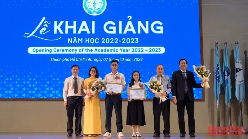 Khen thưởng thủ khoa các ngành đầu vào khoa Y năm học 2022-2023.