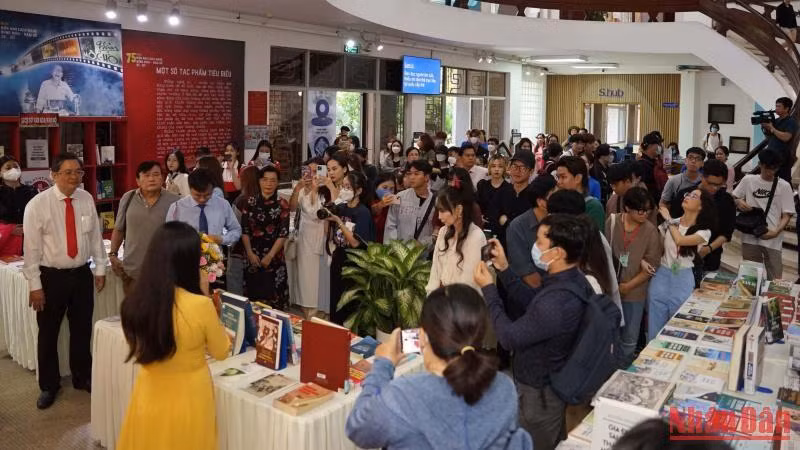 Đông đảo người yêu điện ảnh đến dự buổi khai mạc. Đông đảo người yêu điện ảnh đến dự buổi khai mạc.