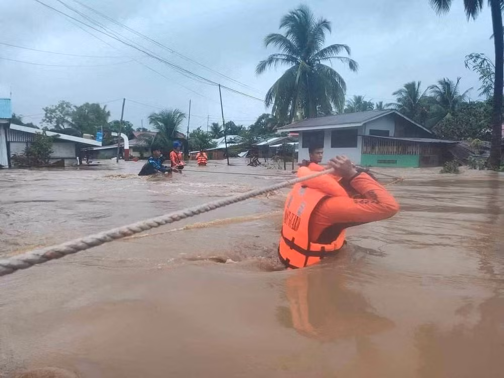 Lực lượng cứu hộ sơ tán người dân khỏi những ngôi nhà bị ngập lụt ở tỉnh Maguindanao, Philippines, ngày 28/10. (Ảnh: Reuters)