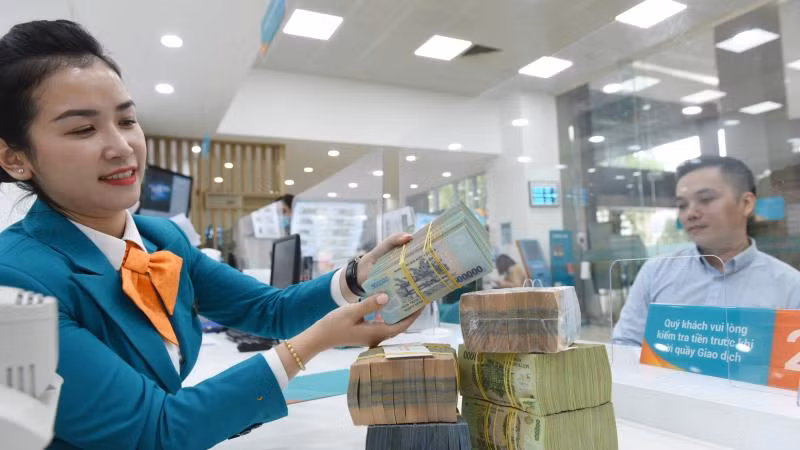 ABBANK giao dịch khách hàng. 