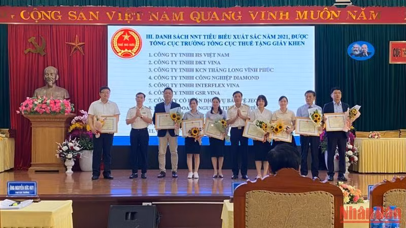 Lãnh đạo Cục Thuế tỉnh tặng Bằng khen cho các đơn vị.