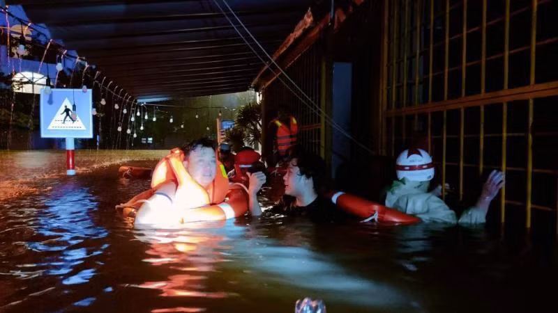 Tiếp cận nhiều ngôi nhà tại khu vực ngập sâu. (Ảnh: CTV) Tiếp cận nhiều ngôi nhà tại khu vực ngập sâu. (Ảnh: CTV)