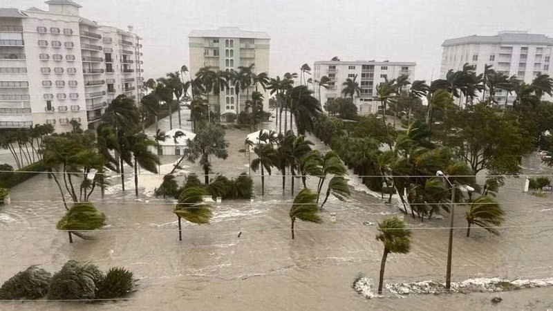 Ngập lụt trên đường phố ở Naples, bang Florida (Mỹ) do mưa lớn khi bão Ian đổ bộ, ngày 29/9/2022. (Nguồn: THX/TTXVN)
