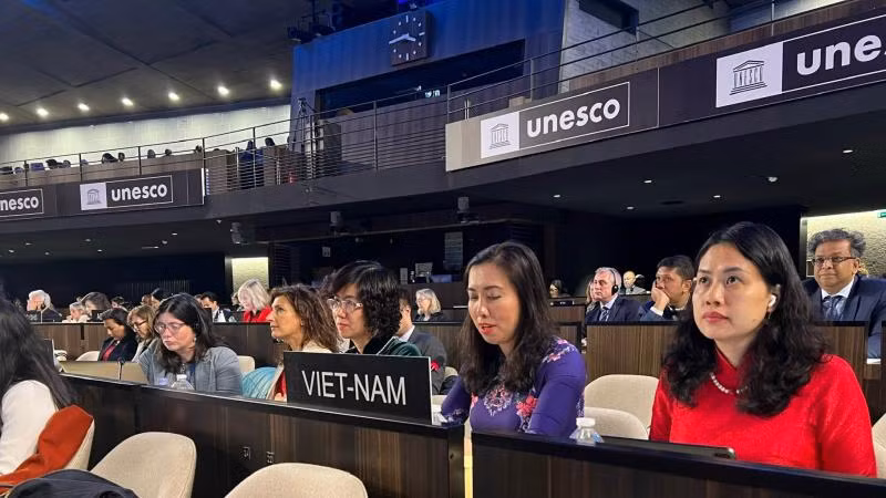 Đoàn Việt Nam tham dự Khóa họp lần thứ 215 Hội đồng Chấp hành của UNESCO. (Ảnh: Bộ Ngoại giao)