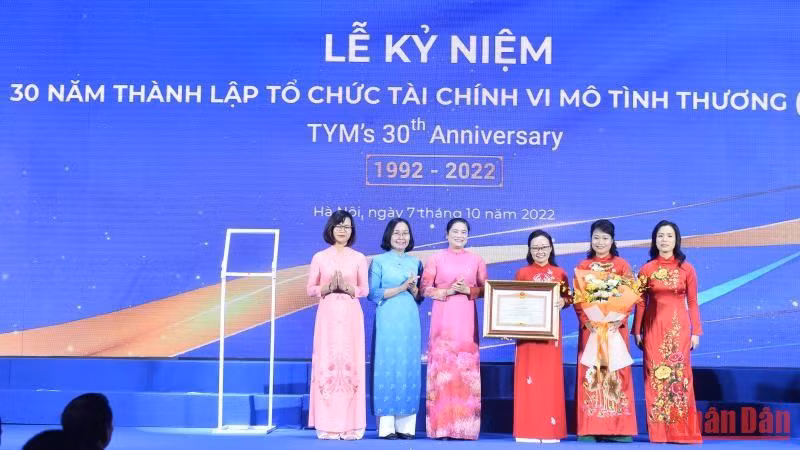 Tổ chức Tài chính vi mô Tình Thương nhận Bằng khen của Thủ tướng Chính phủ.